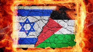 Fahnen von Israel und Palästina auf gebrochenem Grund mit Flammen, Fotomontage (Bild: picture alliance / CHROMORANGE | Christian Ohde)