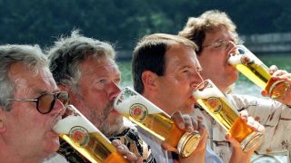 Vier Herren trinken Bier aus hohen Biergläsern Bier der Bürgerhaus-Brauerei (Quelle: picture-alliance/dpa|Wolfgang Kumm)