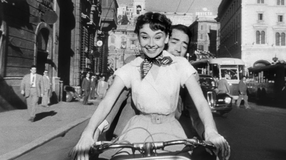 Prinzessin Anne (Audrey Hepburn) mit Joe Bradley (Gregory Peck) auf einem Gefährt, Quelle: BR/Telepool