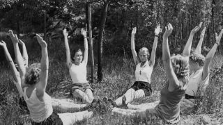 Junge Frauen turnen während einer Sportstunde in der Reichsbräuteschule Schwanenwerder, 1938 (Bild: picture alliance / SZ Photo | Scherl)