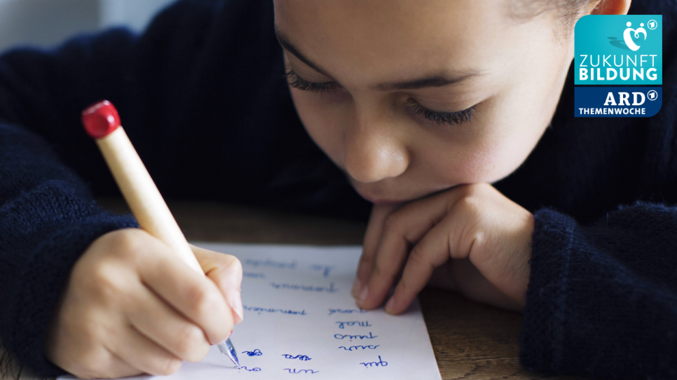 Mädchen macht Schreibübungen mit einem Füller (Quelle: rbb/imago images/PhotoAlto)