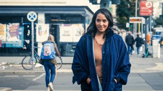 Cassandra Steen geht durch die Straßen Berlins; Quelle: rbb