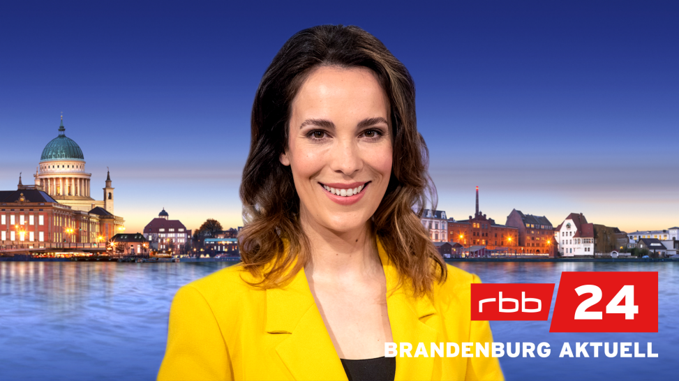 Alina Stiegler vor rbb24 Brandenburg aktuell Logo; Quelle: rbb/Oliver Ziebe