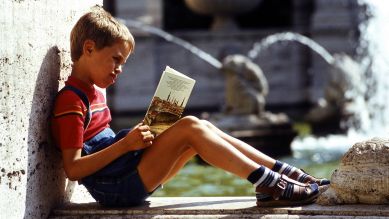 Lesender Junge am Märchenbrunnen in Berlin/Friedrichshain; Foto: imago/NBL Bildarchiv