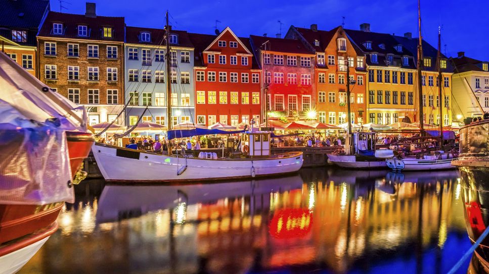 Historische Häuser und Boote am Abend am Nyhavn in Kopenhagen. Quelle: imago-images