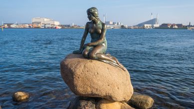 Die Kleine Meerjungfrau, Bronzefigur an der Uferpromenade Langelinie. Quelle: imago images/ stefan zeitz