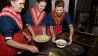 Sarner Bäuerinnen beim Kochen von Speckknödeln in alter Bauernküche. Quelle: imago images