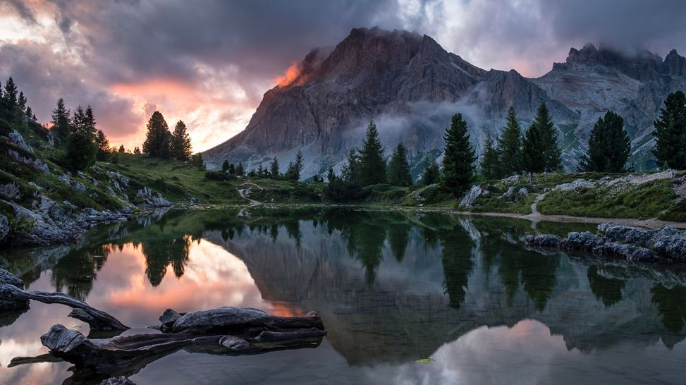 Abendstimmung am See Lago de Limides und Lagazuoi, mit Wasserspiegelung, Dolomiten. Quell: imago images/ Sonja Jordan