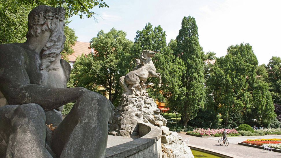 Skulpturen des Rheingauer Weinbrunnens auf dem Rüdesheimer Platz. Quelle: imago/ Raimund Müller