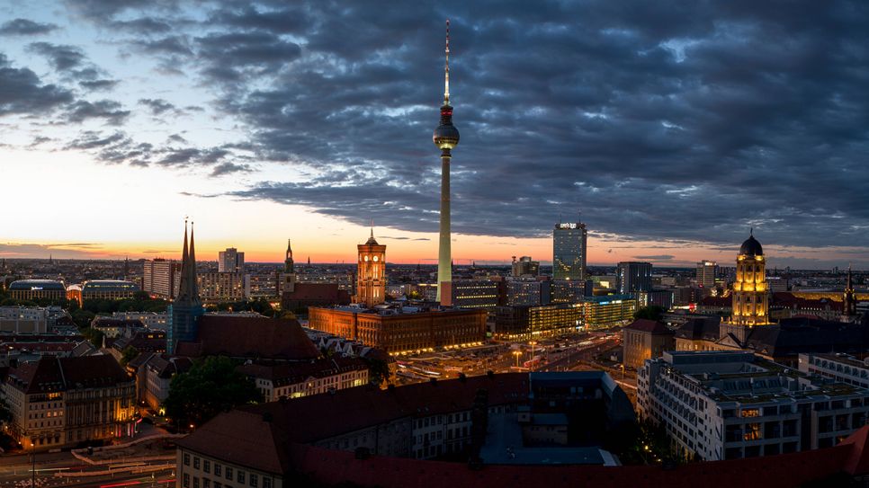 Panorama mit Abendstimmung vom Zentrum in Berlin Mitte. Quelle: imago images/Dirk Sattler