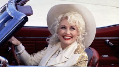 Dolly Parton in einem Cabrio. Quelel: imago images/ American Pictorial