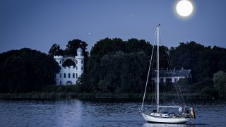 Segler bei Mondschein auf dem Wannsee vor der Pfaueninsel. Quelle: imago images