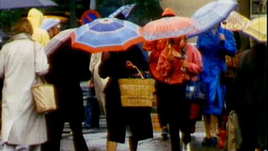 Regenschirme in den Siebzigern. Quelle: rbb