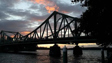 Glienicker Brücke im Abendlicht. Quelel. imago/Martin Müller