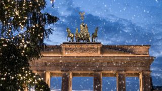 Brandenburger Tor mit Weihnachtsbaum im Schnee. Quelle: imago stock&people