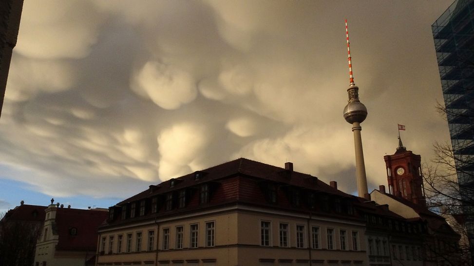 Mammatus Wolken über dem Nikolaiviertel. Foto: Friedrich Zimmermann