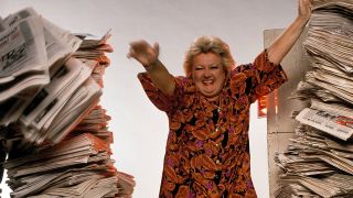 Helga Hahnemann stößt zwei Zeitungsstapel um. Quelle: imago/Gueffroy