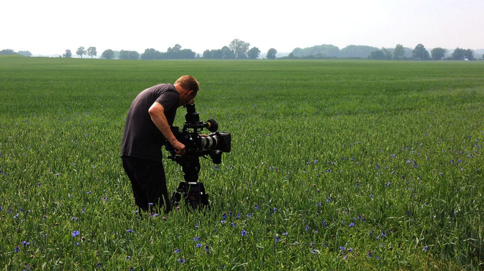 Kameramann bei Aufnahmen auf Feld (Quelle: Elia Brose)