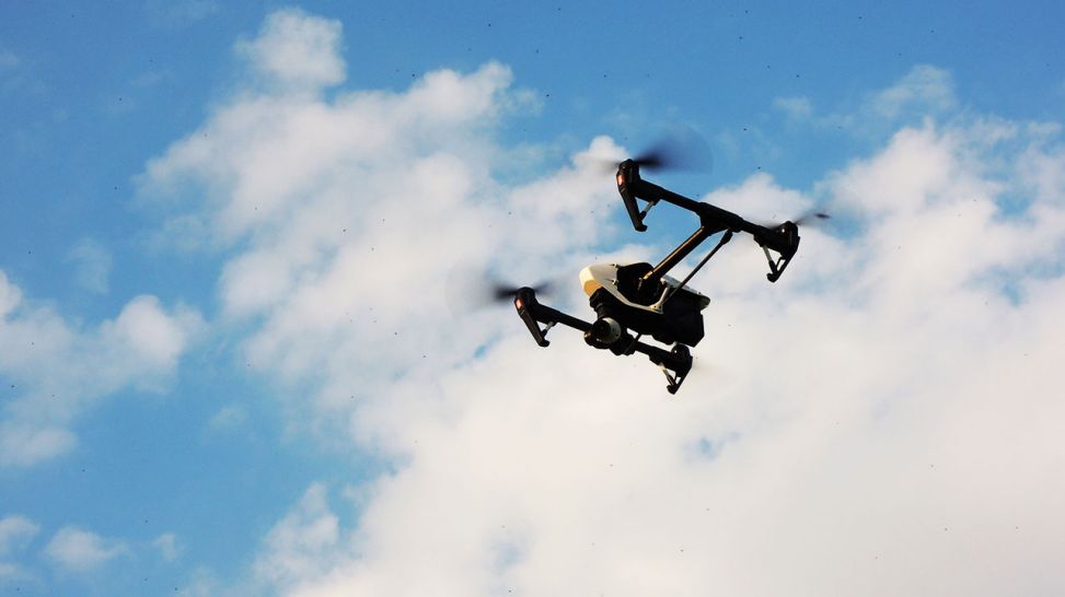 Drohne bei Luftaufnahmen (Quelle: Elia Brose)
