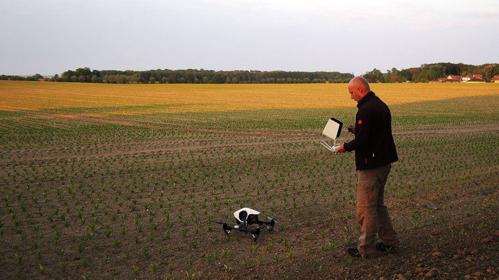 Kameramann beim starten der Drohne (Quelle: Elia Brose)
