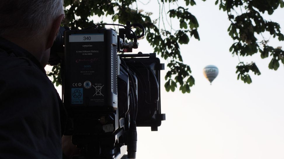 Kameramann filmt Ballon in der Luft (Quelle: Elia Brose)
