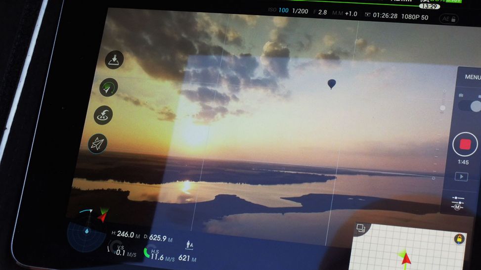 Luftaufnahme vom Ballon bei einem Sonnenuntergang (Quelle: Elia Brose)