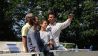 Sascha Hingst macht Selfie mit einer Familie (Quelle: Elia Brose)