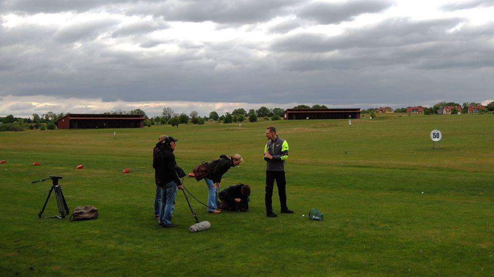 Team bei Dreharbeiten auf dem Golfplatz (Quelle: Elia Brose)