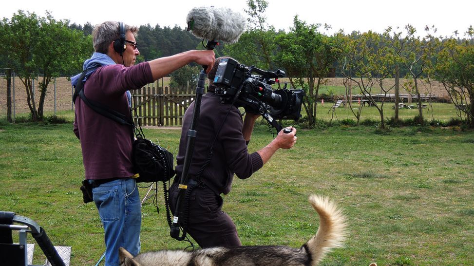 Kamerateam beim Dreh mit Huskies (Quelle: Elia Brose)