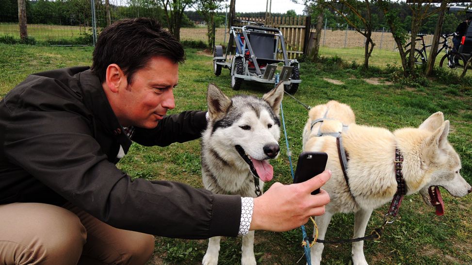Sascha Hingst macht Selfies mit Huskies (Quelle: Elia Brose)