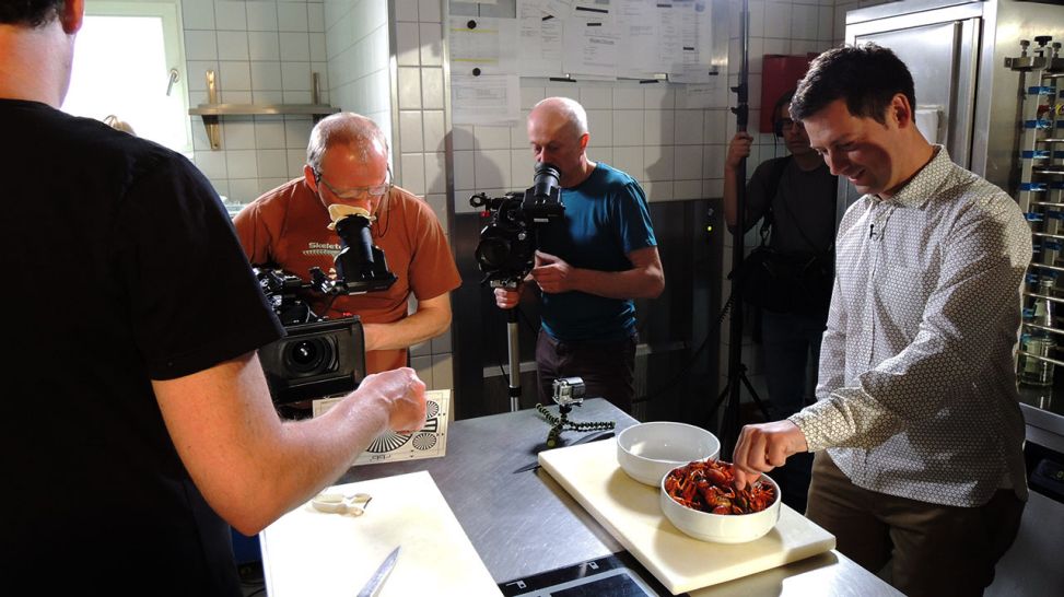 Sascha Hingst bei Dreharbeiten in der Küche mit Team (Quelle: Elia Brose)