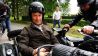 Sascha Hingst sitzt in einem Beiwaagen vom einem Motorrad (Quelle: Elia Brose)