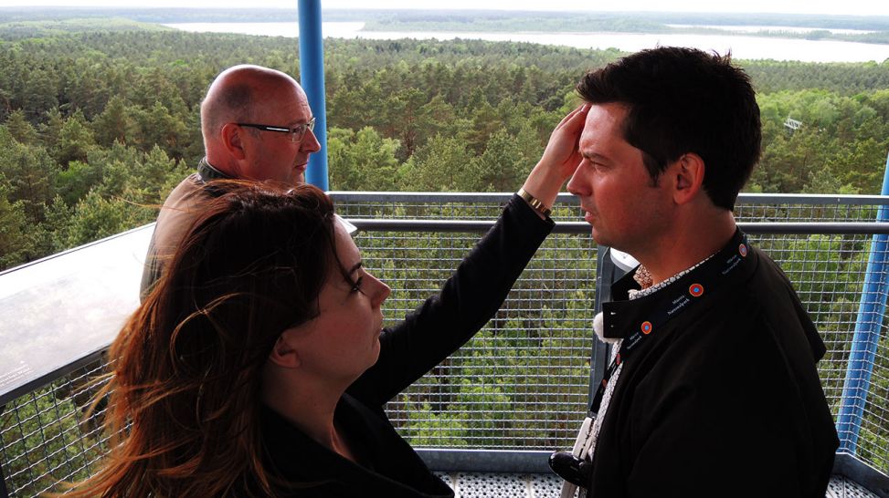 Sascha Hingst und Visagistin auf einem Aussichtsturm (Quelle: Elia Brose)