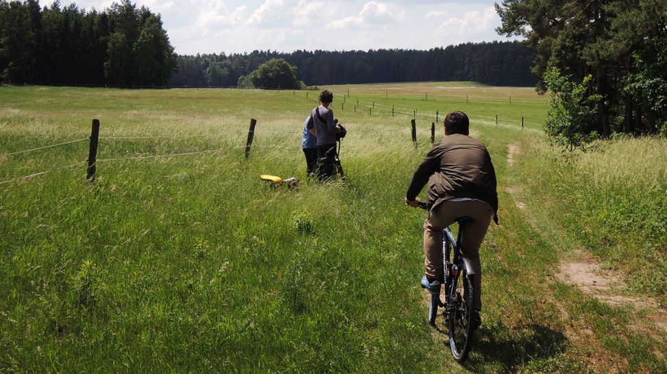Sascha Hingst mit Fahrrad auf Waldweg (Quelle: Elia Brose)