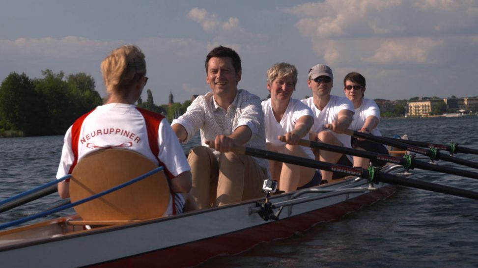 Sascha Hingst im Ruderboot mit Ruderteam (Quelle:Elia Brose)