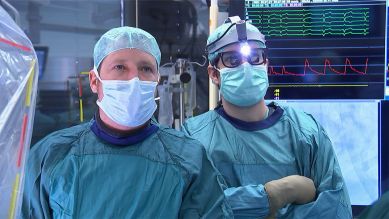 Dr. Alexander Meyer (r) lernt am Herzzentrum Berlin, wie man eine künstliche Herzklappe einsetzt