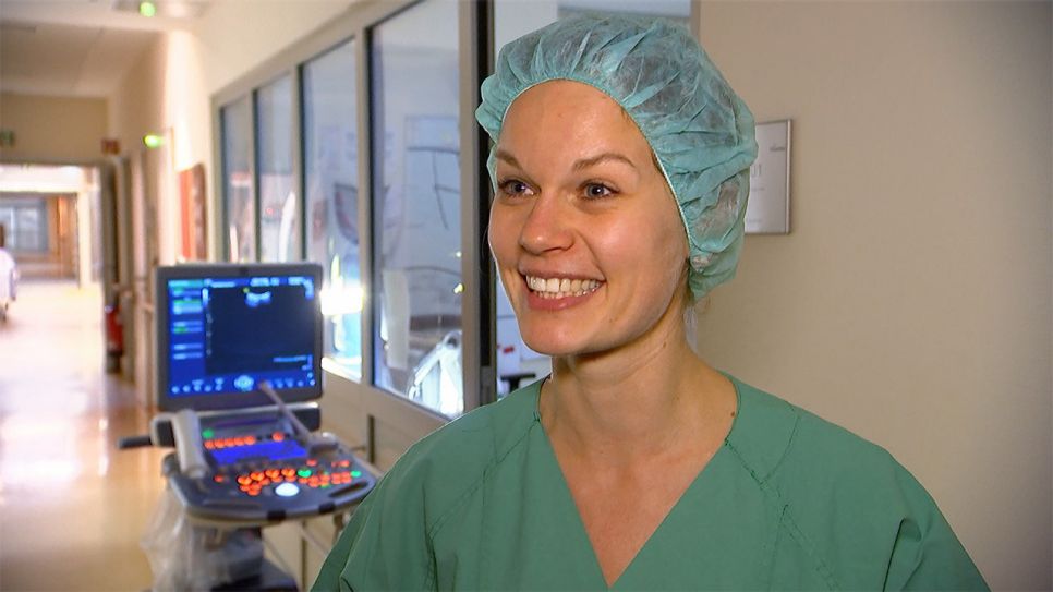 Dr. Melanie Metz verhilft per Kaiserschnitt frühen Zwillingen auf die Welt