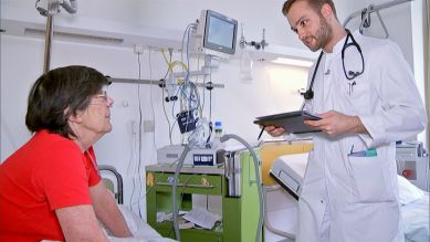 Sven Jungmann, Assistenzarzt Pneumologie, Helios Klinikum Emil von Behring, Berlin-Zehlendorf beim Besuch einer Patientin