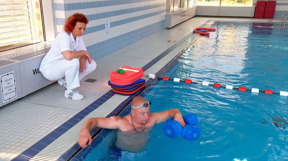 Tino Rehberg mit Bademeisterin Katrin Hille bei einer Therapie im Schwimmbad; Quelle: rbb/UKB