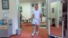 Michael M. mit seiner neuen Beinprothese; Quelle: rbb/UKB