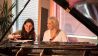 Saengerin Lissi mit Jini von Luxuslaerm am Klavier in der Musikschule 1 - (C) NINA HANSCH DOKfilm