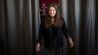 Portrait von Saengerin Lissi in der Noize Fabrik vor grauem Vorhang - (C) NINA HANSCH DOKfilm