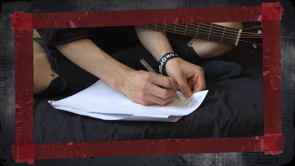 Gitarrist Julian schreibt Zeilen für einen Song auf in der Coje - (C) DOKfilm