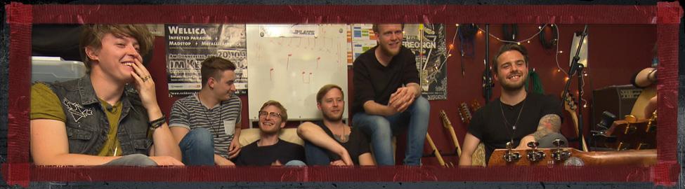 Mentor Tiemo Hauer (links) und die Band Some Poetries im Bandraum von Some Poetries - (C) DOKfilm