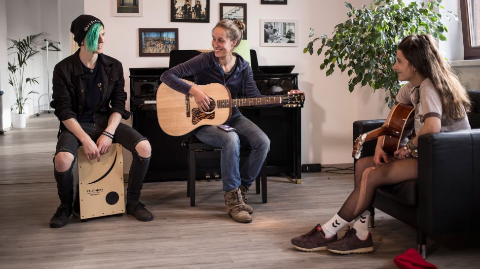 Gitarrist Julian, Saengerin Elen, Saengerin Lissi jammen im Abbey Road Institue - (C) NINA HANSCH DOKfilm