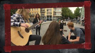 Die INGREDIENTS mit Mentorin Lu (zweite von Links) auf der Admiralbrücke am Strassenmusik machen - (C) DOKfilm