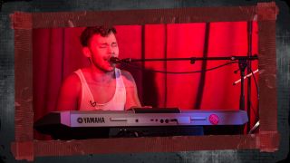 Keyboarder Marcel beim Singen in der Noize Fabrik - (C) NINA HANSCH DOKfilm