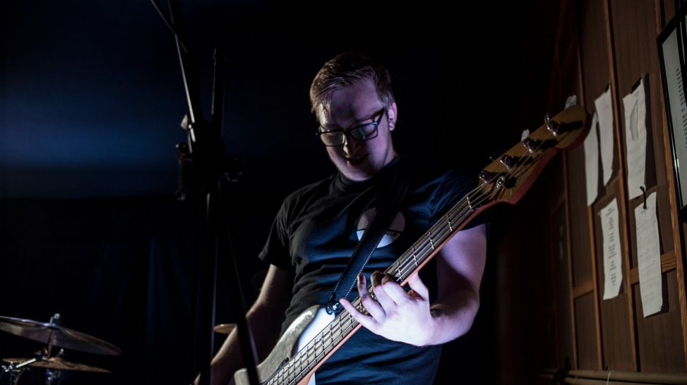 Bassist Felix von AberHallo beim Auftritt in Blumenthal - (C) NINA HANSCH DOKfilm