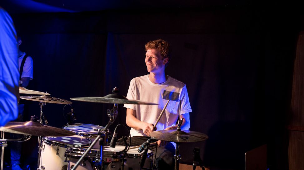 Schlagzeuger Luca beim Auftritt in Blumenthal 1 - (C) NINA HANSCH DOKfilm