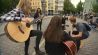 Die INGREDIENTS machen Straßenmusik auf der Admiralbrücke Quelle: Dokfilm